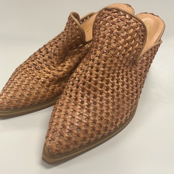 Sbicca Vintage Collection Woven Tan leather Women's mules size 8 preowned - Picture 2 of 8
